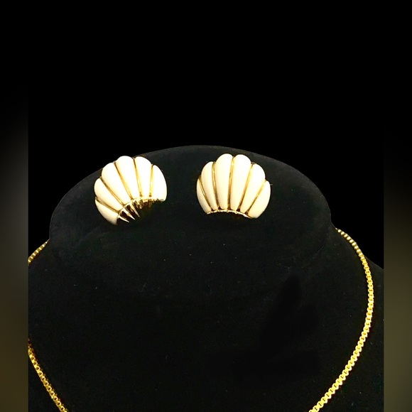 Vintage Shell Pendant Necklace and Clip On Earrings Set - Picture 2 of 13